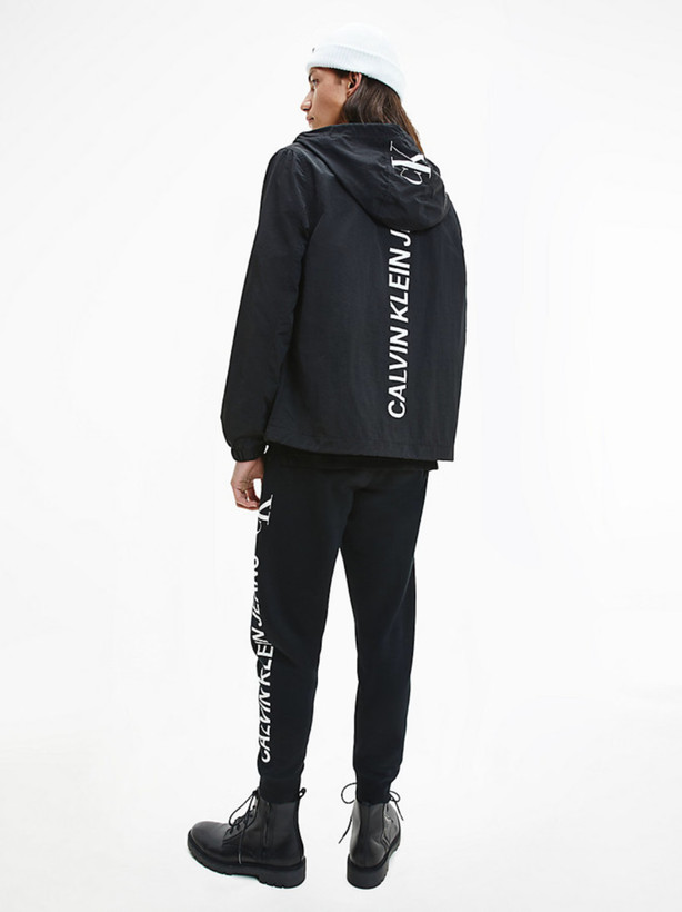 کاپشن سبک و کلاهدار مردانه Calvin Klein Jeans مشکی – لوگو چاپی پشت