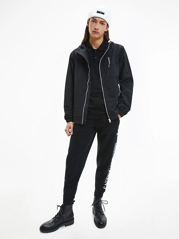 کاپشن سبک و کلاهدار مردانه Calvin Klein Jeans مشکی – لوگو چاپی پشت
