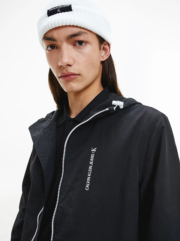 کاپشن سبک و کلاهدار مردانه Calvin Klein Jeans مشکی – لوگو چاپی پشت