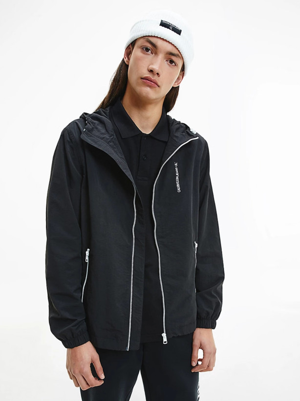 کاپشن سبک و کلاهدار مردانه Calvin Klein Jeans مشکی – لوگو چاپی پشت