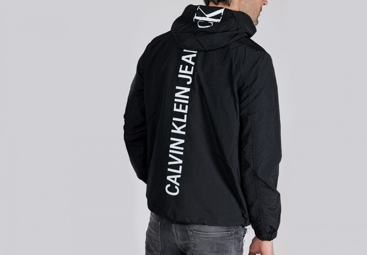کاپشن سبک و کلاهدار مردانه Calvin Klein Jeans مشکی – لوگو چاپی پشت